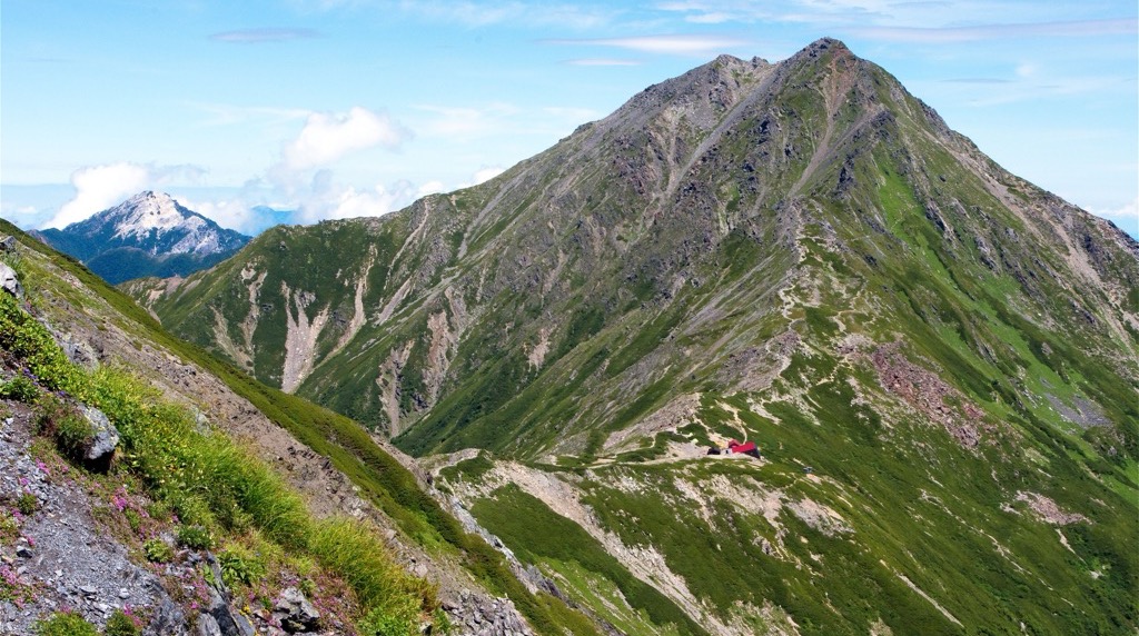 北岳の山容と稜線、右下に北岳肩の小屋
