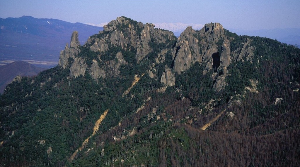 大日岩から見た瑞牆山。ノコギリのような岩峰が並ぶ