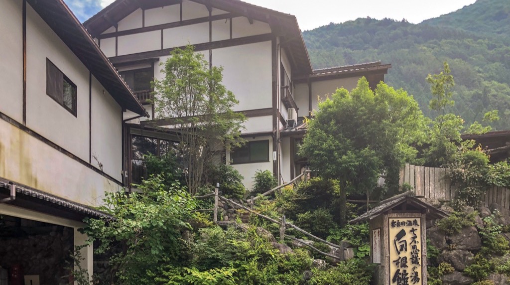 奈良田温泉の温泉宿と山あいの集落
