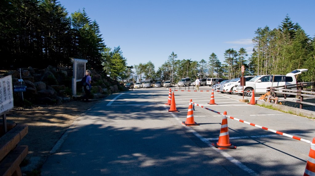 大弛峠の駐車場に停まった車列と区画のコーン