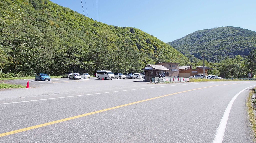 上高地へ向かう沢渡の乗換駐車場と券売所
