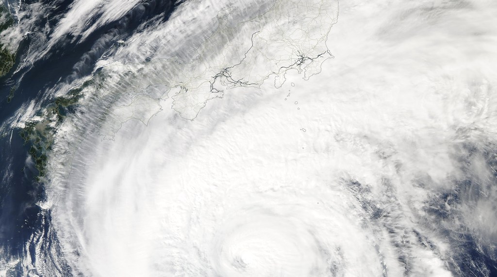 日本列島に近づく台風の気象衛星画像