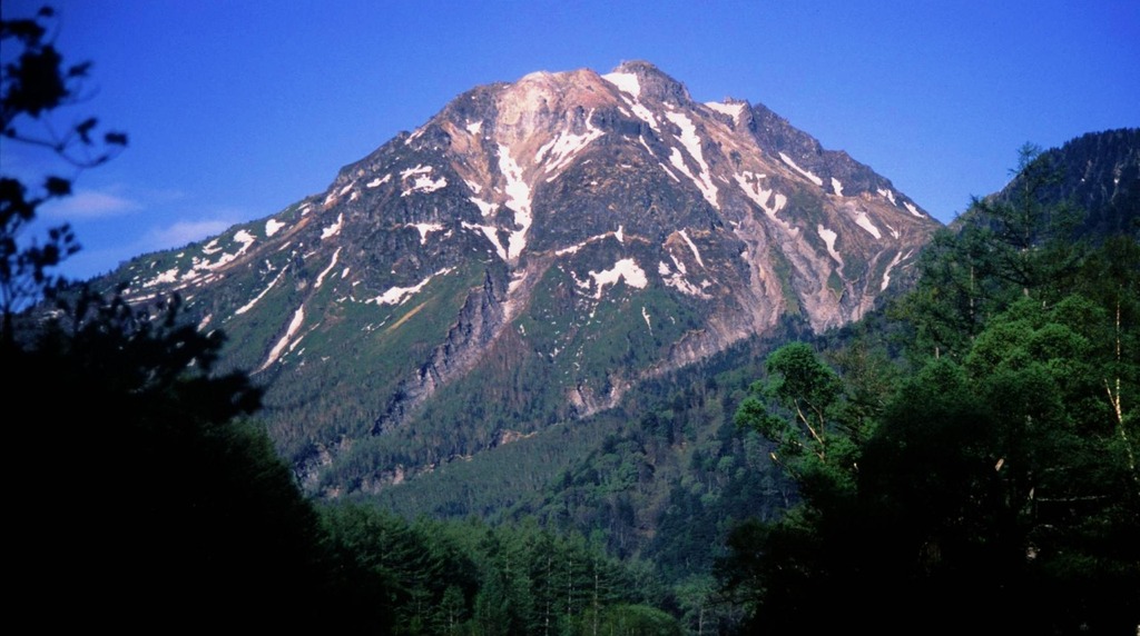 上高地の梓川ごしに見上げた焼岳の山頂