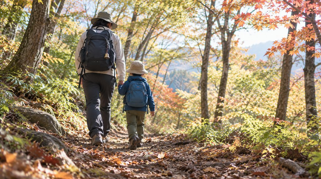 鈴を付けたザックで秋の広葉樹林を歩く親子