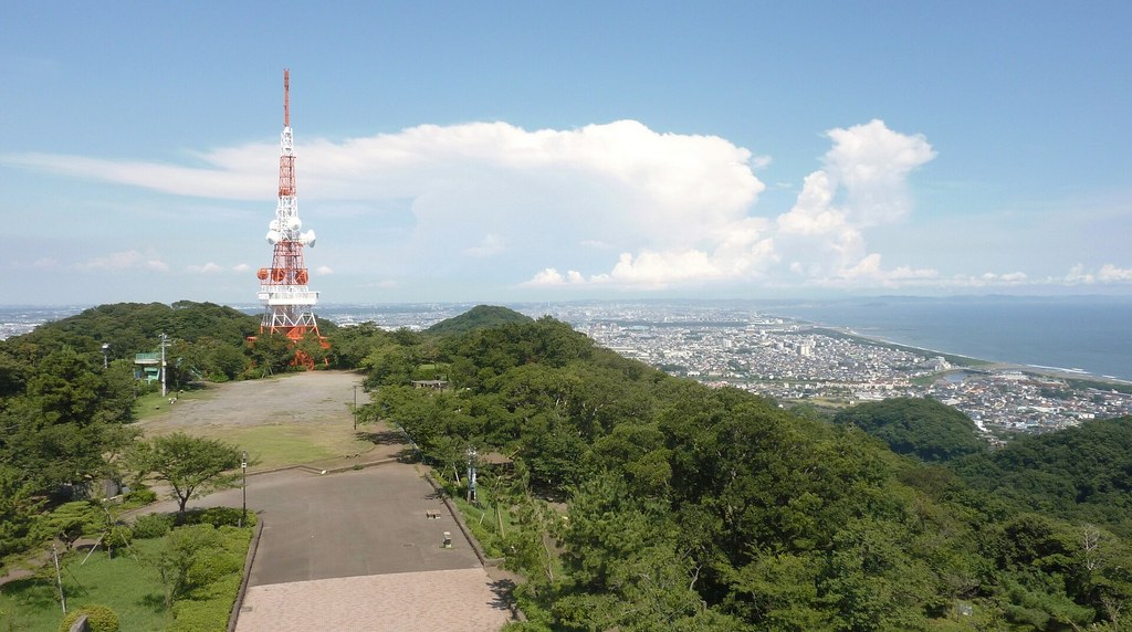 湘南平の山頂の広場と電波塔、平塚の街と相模湾の眺め