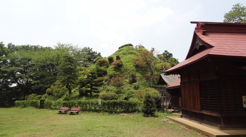 荒幡富士の塚とふもとの広場