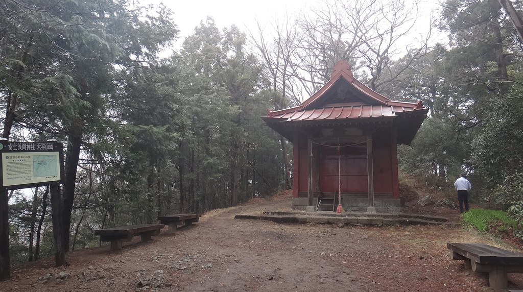 太平山の山頂の広場と富士浅間神社