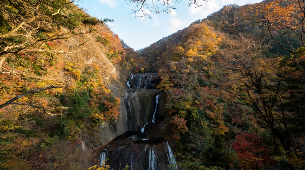 紅葉の谷に流れ落ちる袋田の滝