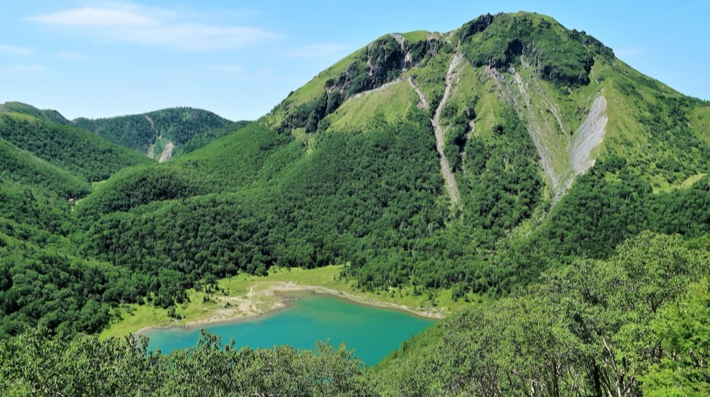 五色沼の上にそびえる日光白根山の山頂