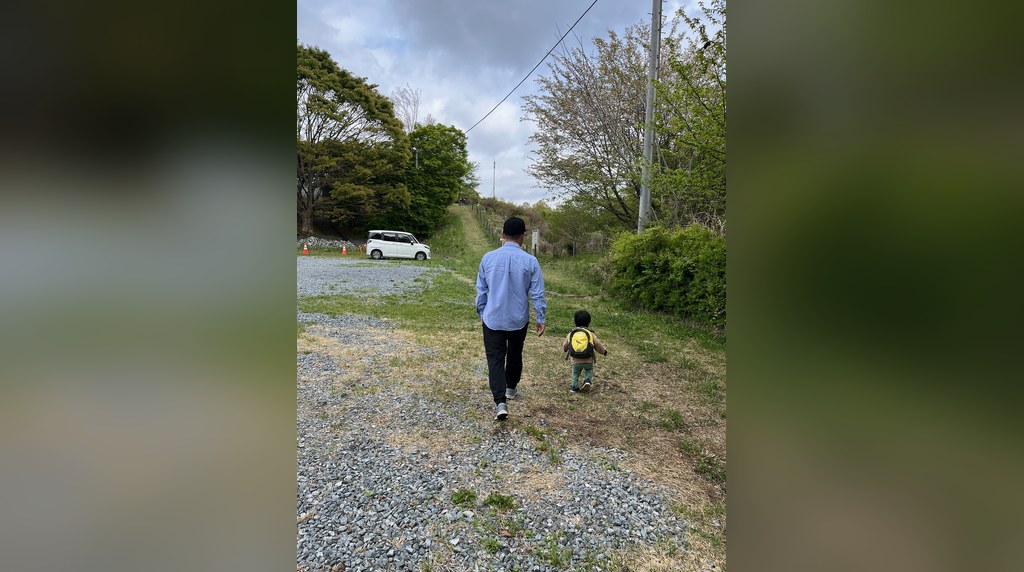 美の山公園の駐車場から歩き出す親子