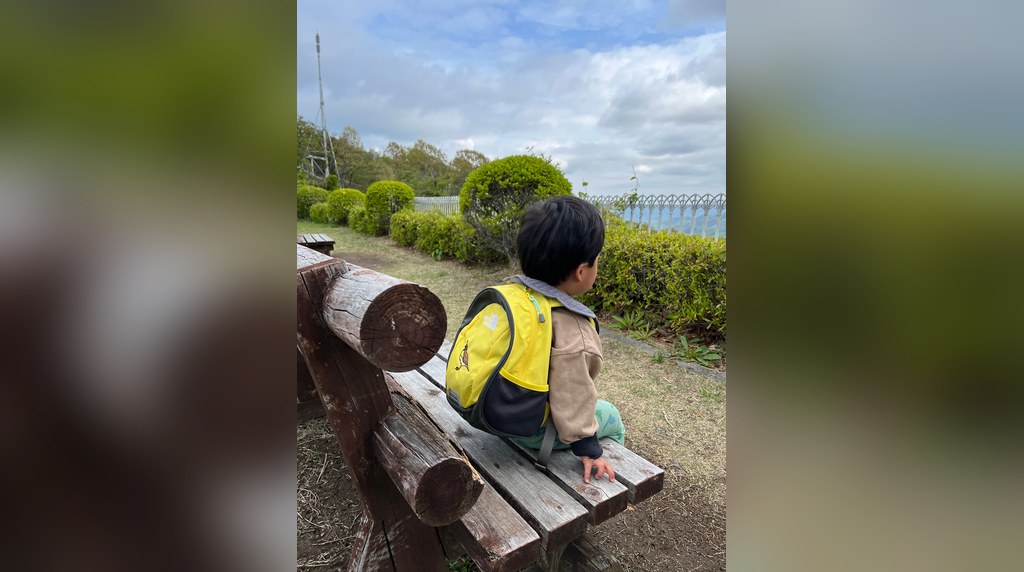 ベンチでひと休みする子ども