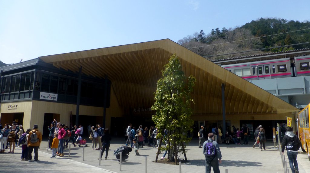 木の大屋根の高尾山口駅と裏山