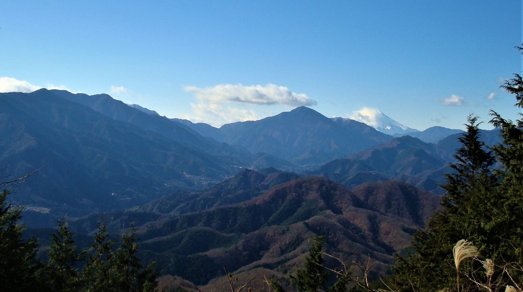 石老山の山頂から見た丹沢の山並みと遠くの富士山