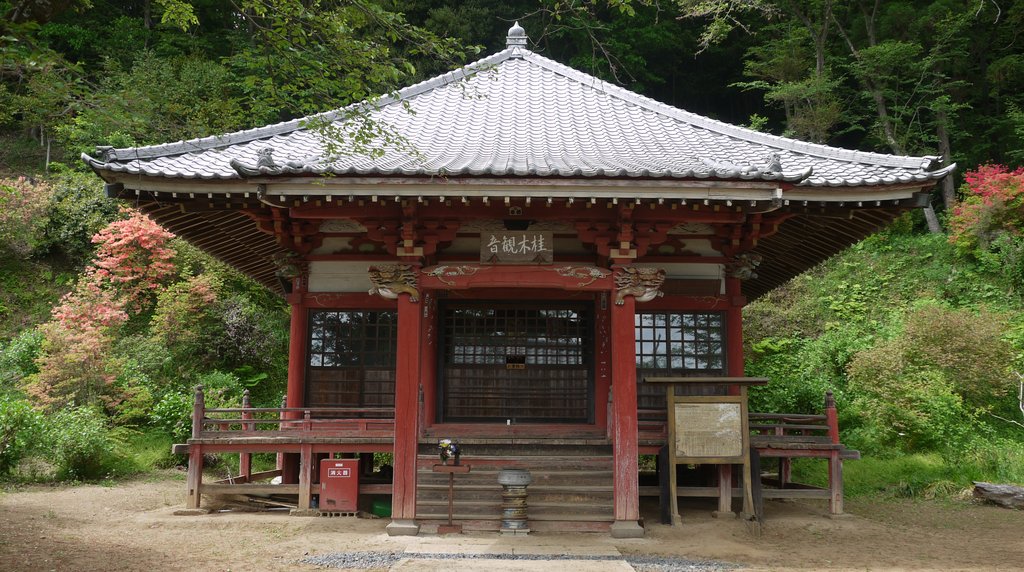 大高取山から下る途中にある桂木観音の朱色のお堂(毛呂山町)