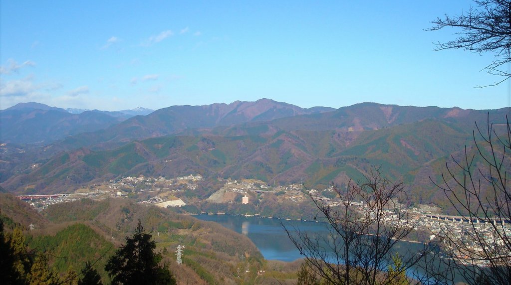 石老山の融合平見晴台から見下ろした相模湖と山並み