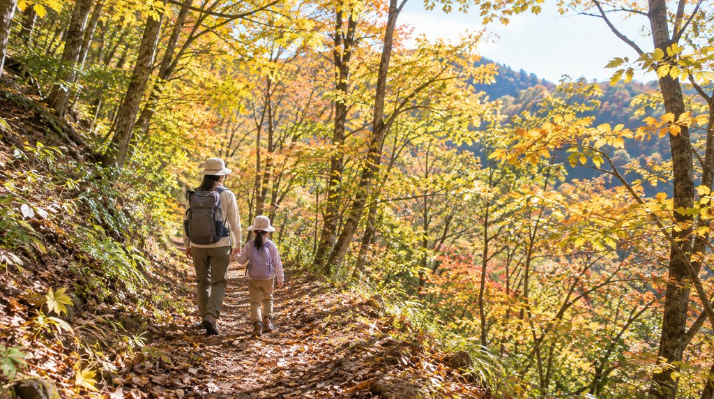 秋の登山道を歩く親子の後ろ姿