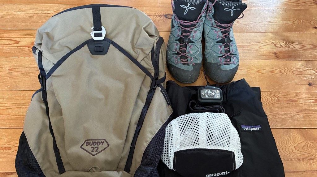 ザックと登山靴、ヘッドライトなど日帰り登山の基本装備