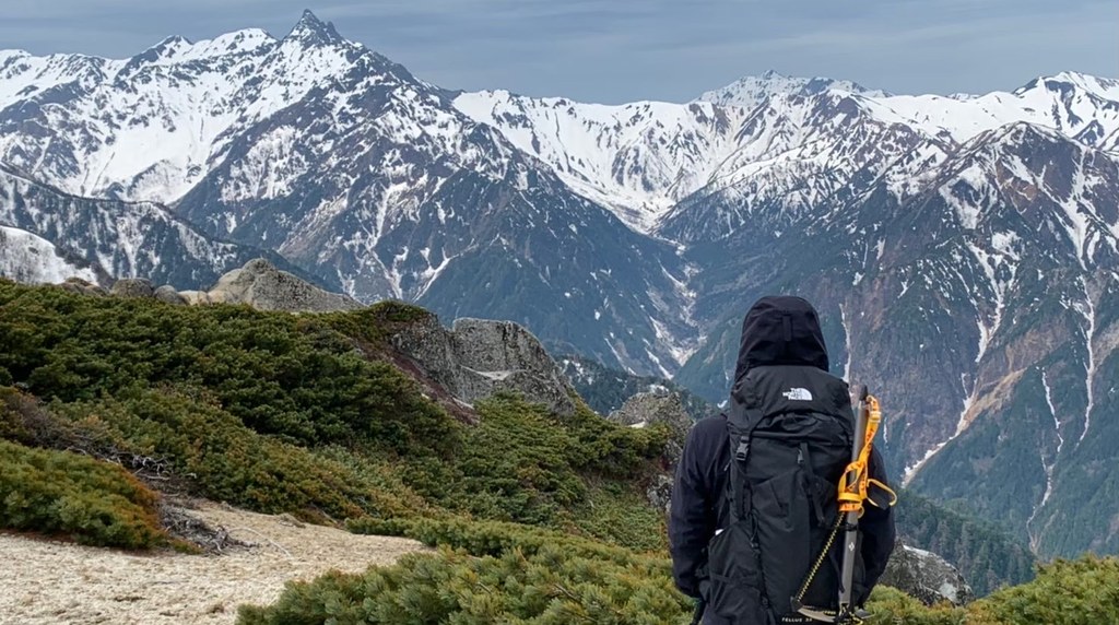 登山にお金がかかることを伝えるイメージ写真
