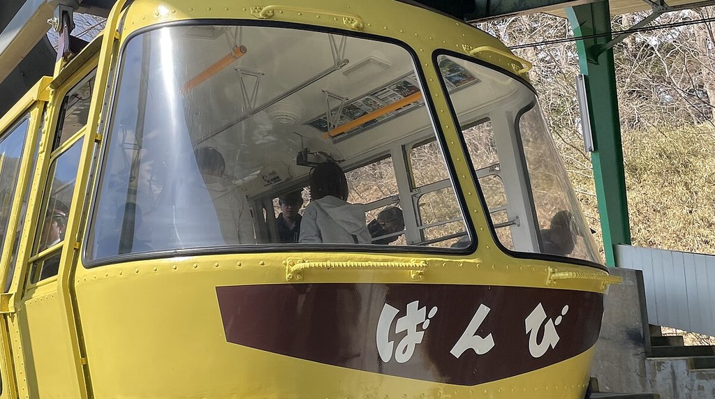 宝登山ロープウェイの黄色いゴンドラ「ばんび」号