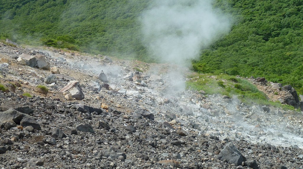 那須の茶臼岳の牛ヶ首付近で上がる噴気