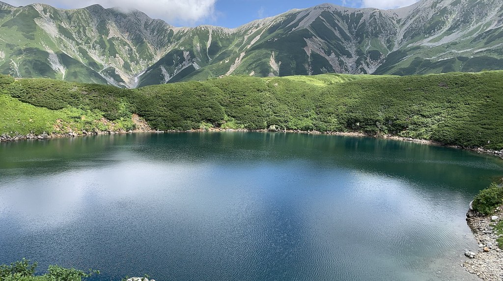 立山の山並みを背にした室堂のみくりが池