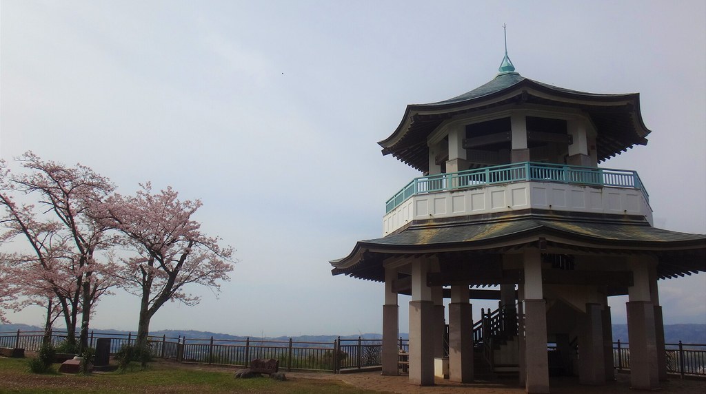 権現山の山頂に立つ2階建ての展望台