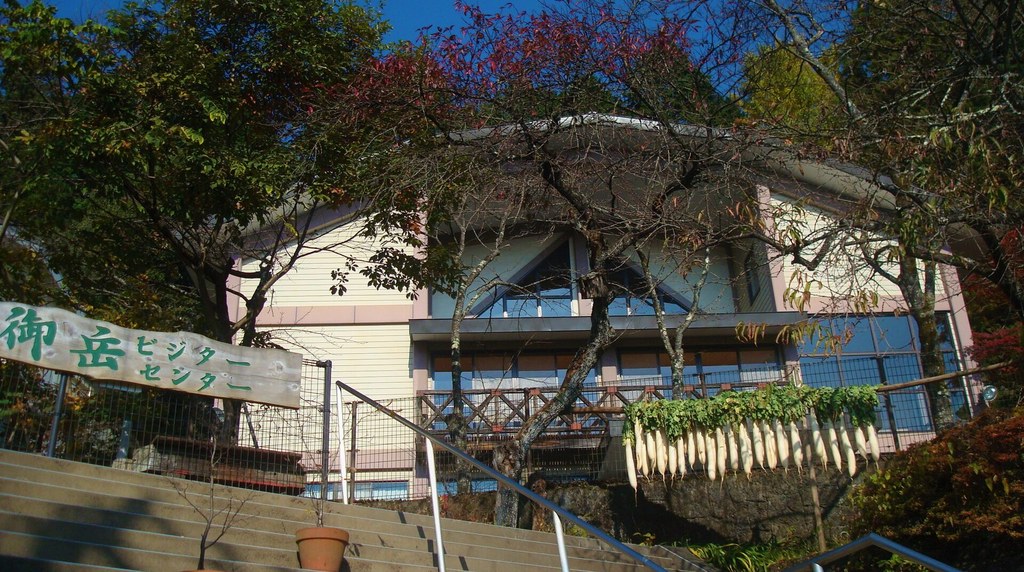 石段の上に建つ御岳ビジターセンター