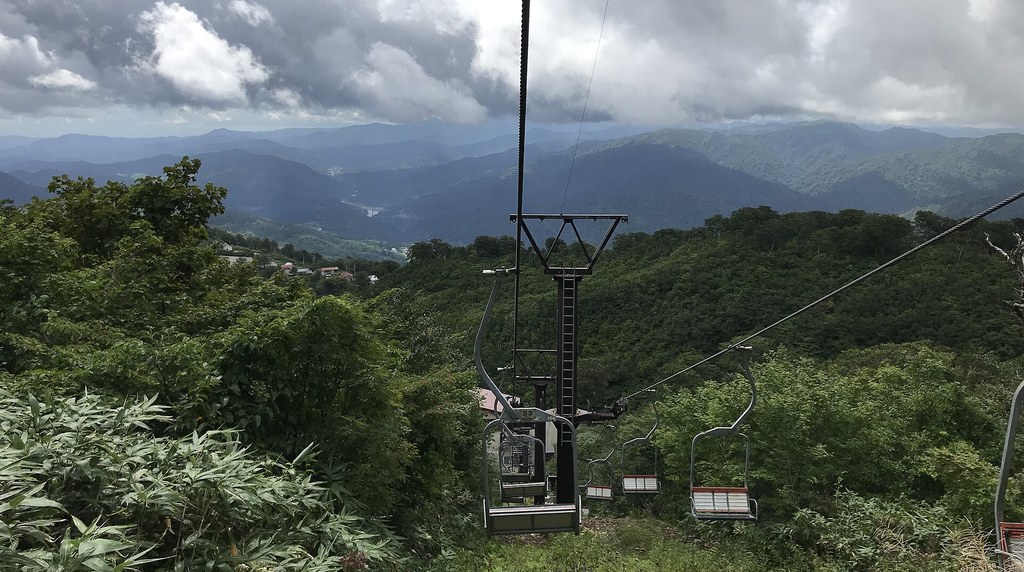 山の斜面を上がる月山ペアリフト