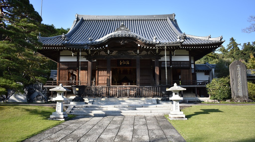 天覧山のふもとにある能仁寺の本堂と、まっすぐ続く石畳