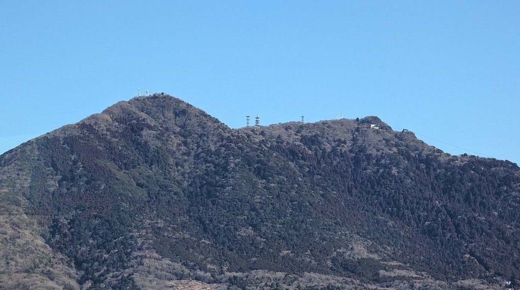 青空の下の筑波山の二つの峰