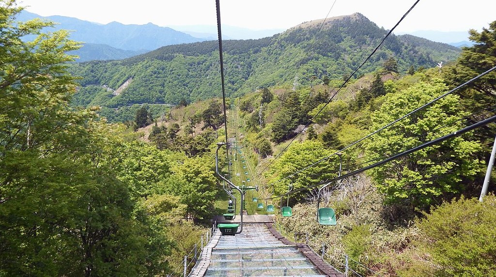 山の斜面を上がる剣山観光登山リフト